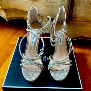 Nina gold strappy sandals size 7.5